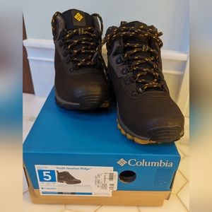 Youth Columbia boots (Big kid size 5)